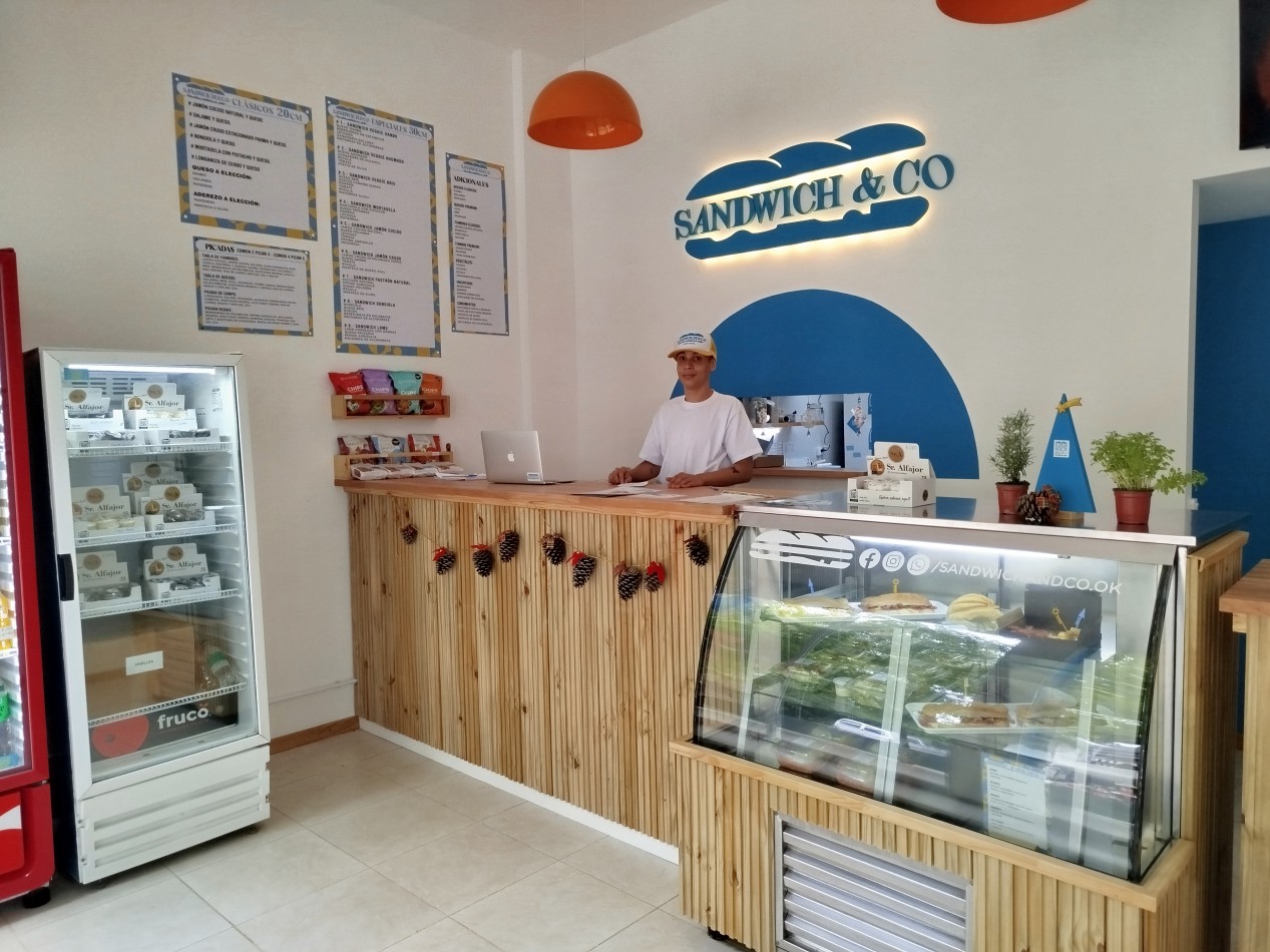 ¡Oportunidad unica en Mar Azul!  FONDO DE COMERCIO LISTO PARA ABRIR - HABILITACION VIGENTE