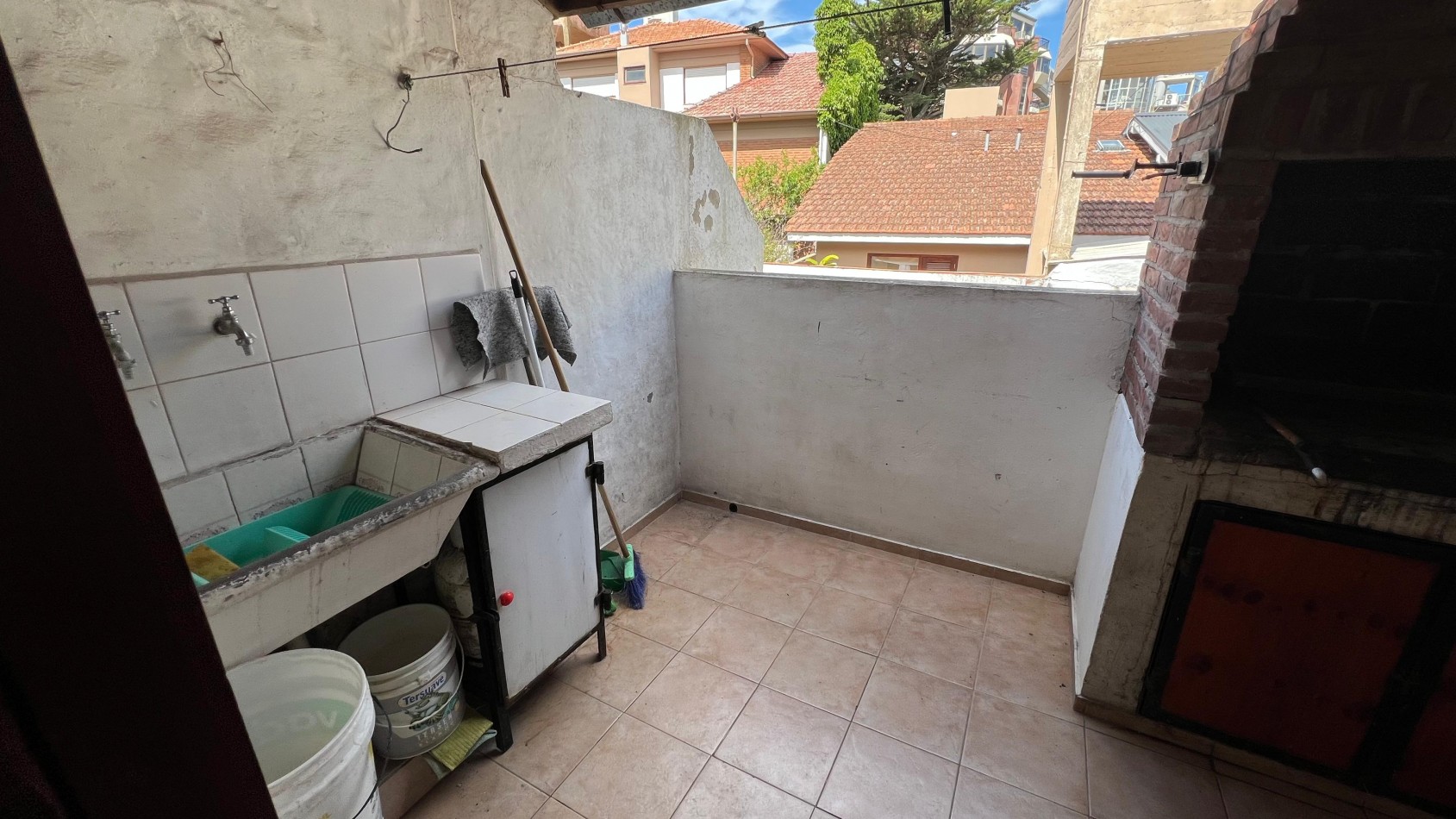 VENDEMOS dpto. de 3 ambientes en Av. 2 entre 109 y 110