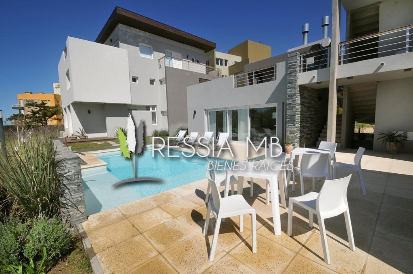 Venta de dpto. 3 amb. en el sur de Villa Gesell a 200mts del mar