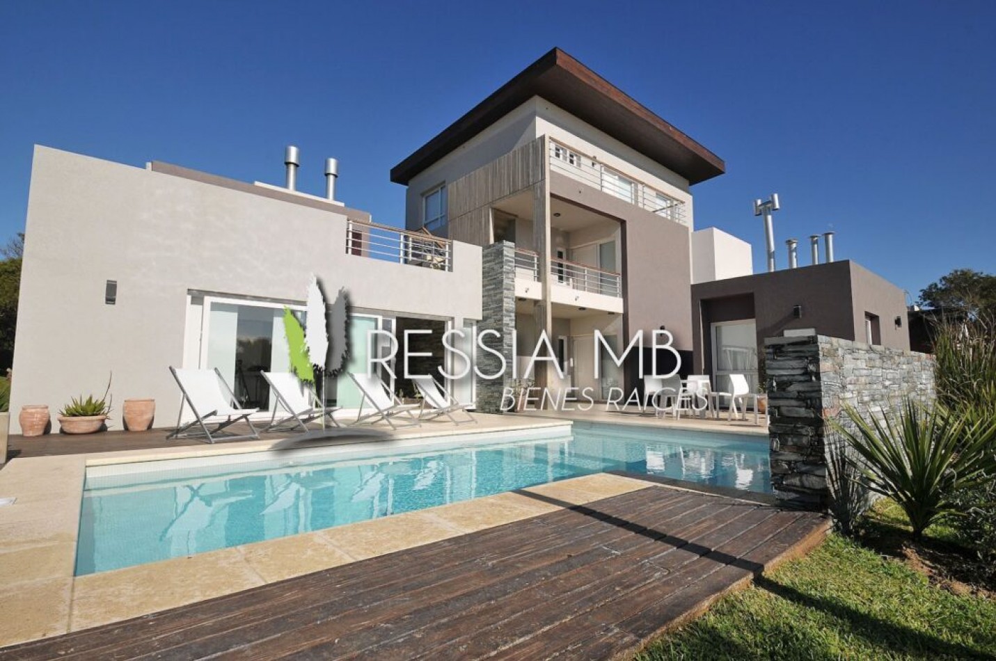 Venta de dpto. 3 amb. en el sur de Villa Gesell a 200mts del mar