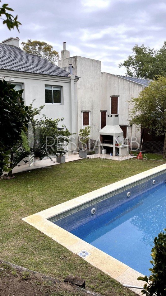 VENDEMOS IMPORTANTE CASA CON PISCINA EN VILLA GESELL