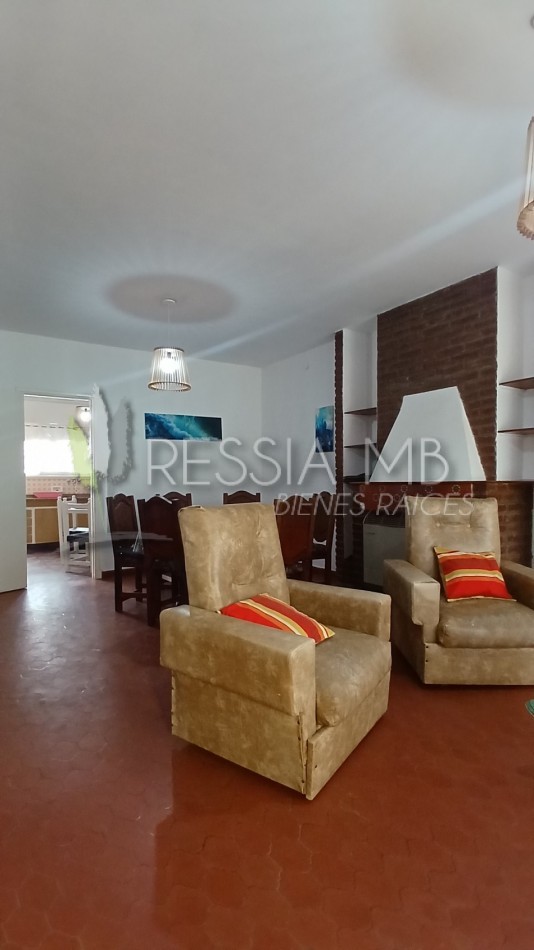 HERMOSA PROPIEDAD EN ZONA CENTRO DE VILLA GESELL DE 5 AMBIENTES CON DPTO