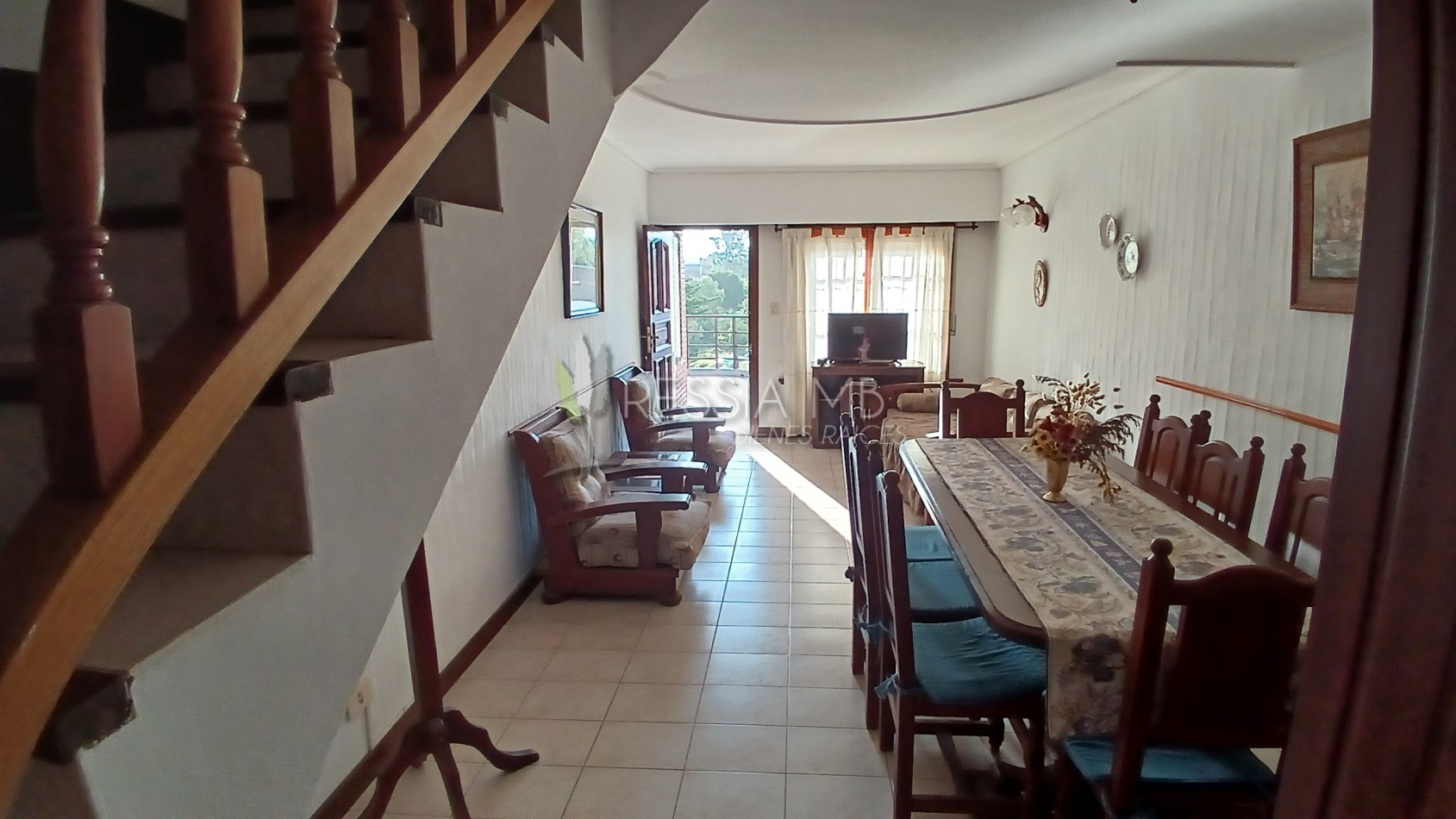 Duplex en Venta en Villa Gesell - 2 Dormitorios, Cochera y Vista Parcial al Mar