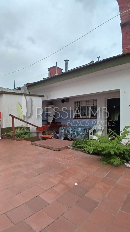 HERMOSA PROPIEDAD EN ZONA CENTRO DE VILLA GESELL DE 5 AMBIENTES CON DPTO