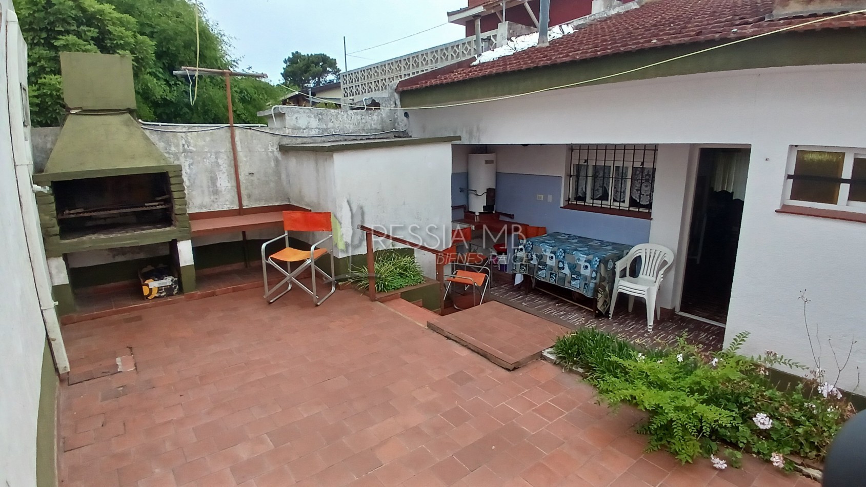 HERMOSA PROPIEDAD EN ZONA CENTRO DE VILLA GESELL DE 5 AMBIENTES CON DPTO