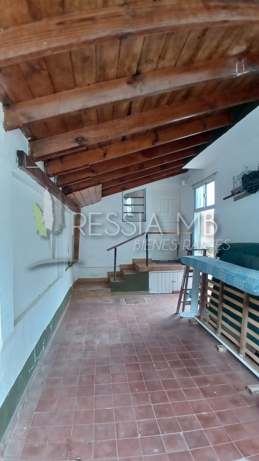 HERMOSA PROPIEDAD EN ZONA CENTRO DE VILLA GESELL DE 5 AMBIENTES CON DPTO