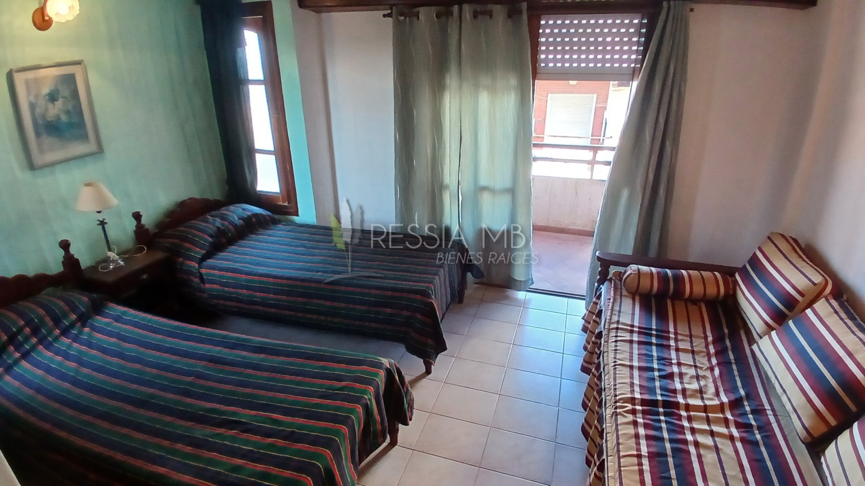 Duplex en Venta en Villa Gesell - 2 Dormitorios, Cochera y Vista Parcial al Mar