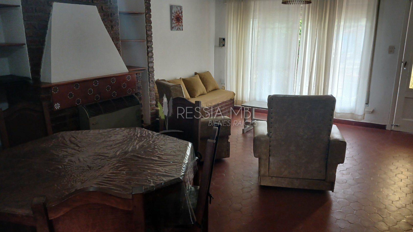 HERMOSA PROPIEDAD EN ZONA CENTRO DE VILLA GESELL DE 5 AMBIENTES CON DPTO