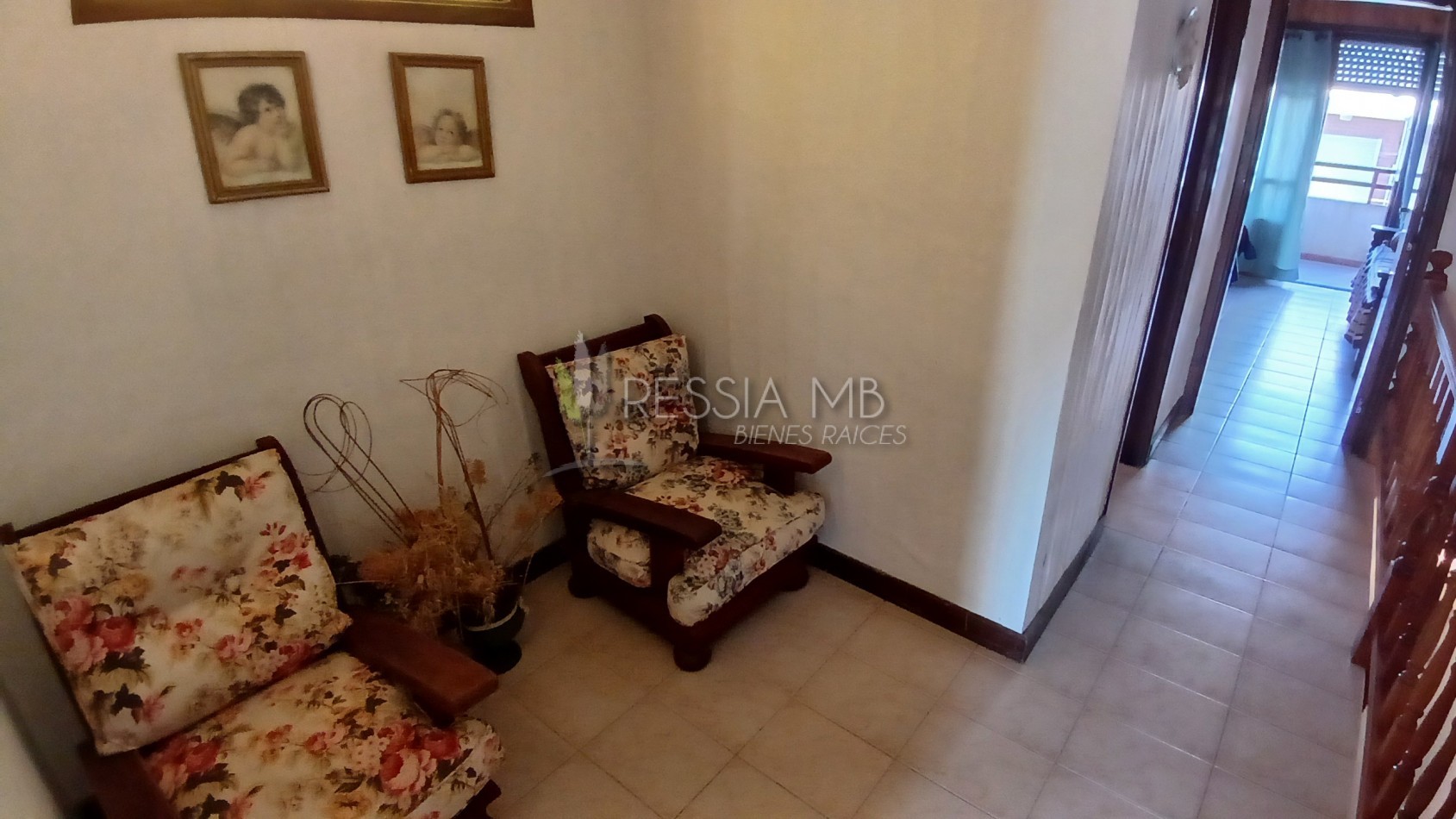 Duplex en Venta en Villa Gesell - 2 Dormitorios, Cochera y Vista Parcial al Mar