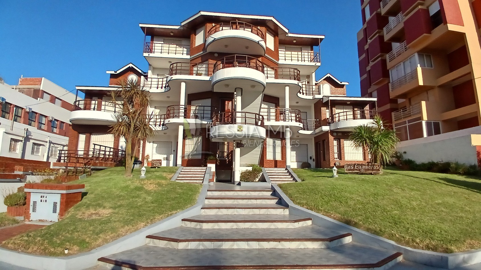 Duplex en Venta en Villa Gesell - 2 Dormitorios, Cochera y Vista Parcial al Mar
