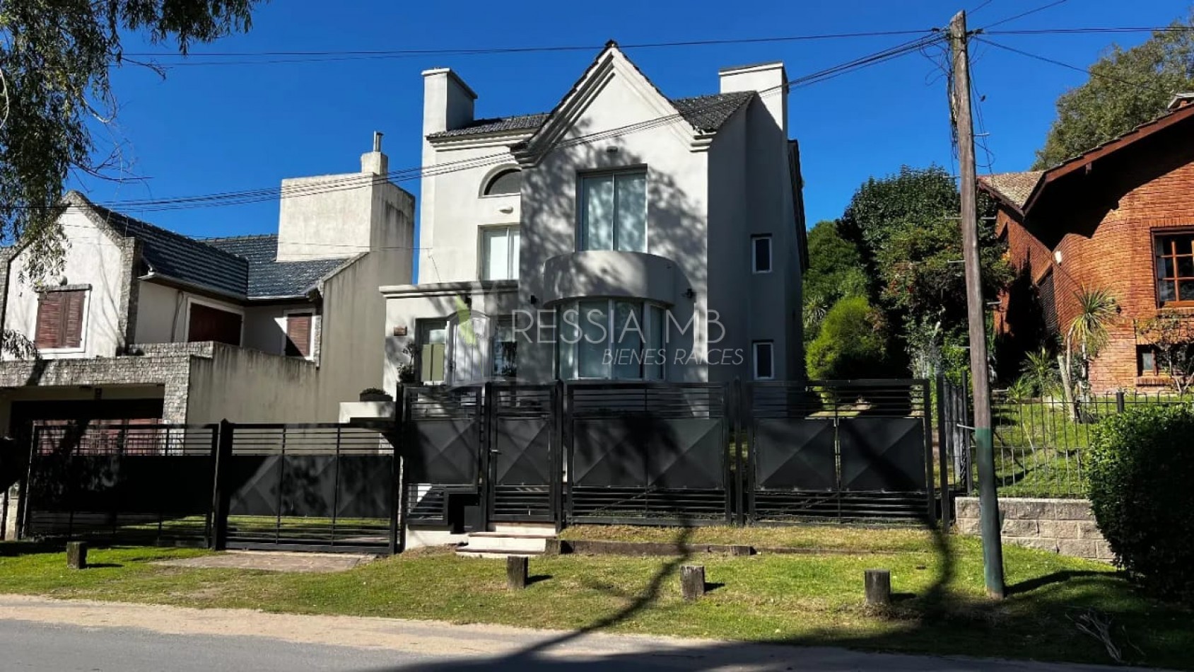 VENDEMOS IMPORTANTE CASA CON PISCINA EN VILLA GESELL