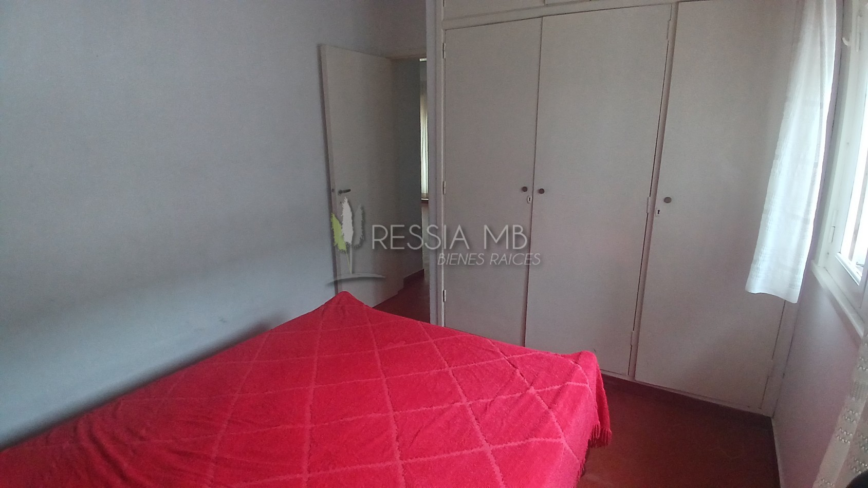 HERMOSA PROPIEDAD EN ZONA CENTRO DE VILLA GESELL DE 5 AMBIENTES CON DPTO