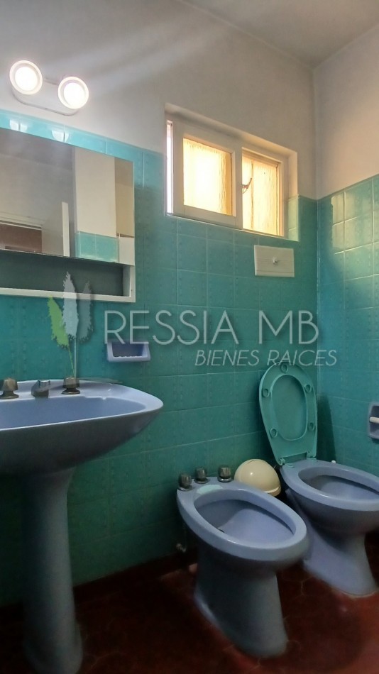 HERMOSA PROPIEDAD EN ZONA CENTRO DE VILLA GESELL DE 5 AMBIENTES CON DPTO