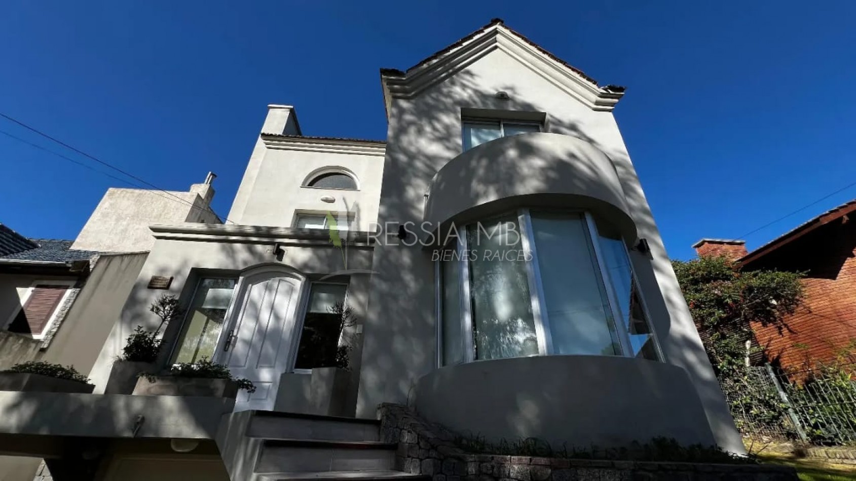 VENDEMOS IMPORTANTE CASA CON PISCINA EN VILLA GESELL