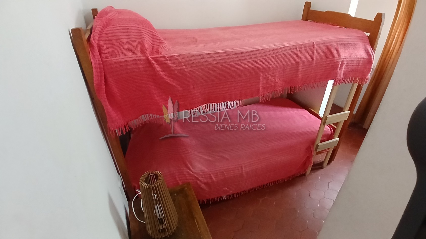 HERMOSA PROPIEDAD EN ZONA CENTRO DE VILLA GESELL DE 5 AMBIENTES CON DPTO