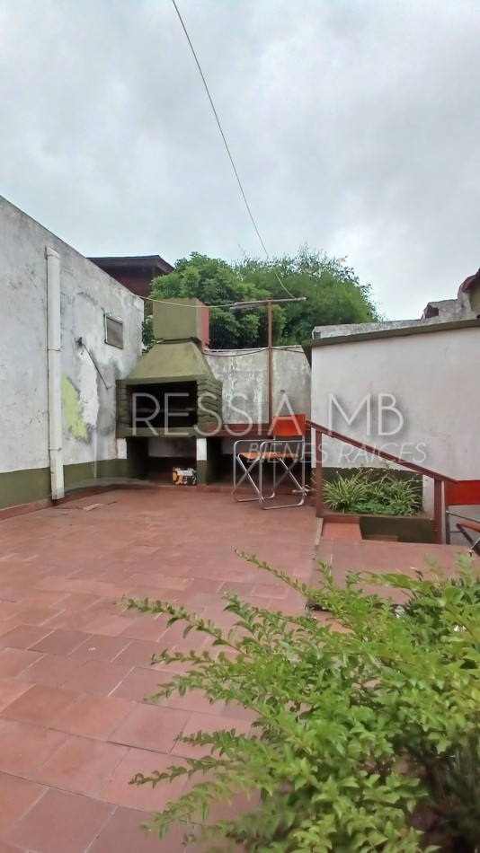 HERMOSA PROPIEDAD EN ZONA CENTRO DE VILLA GESELL DE 5 AMBIENTES CON DPTO