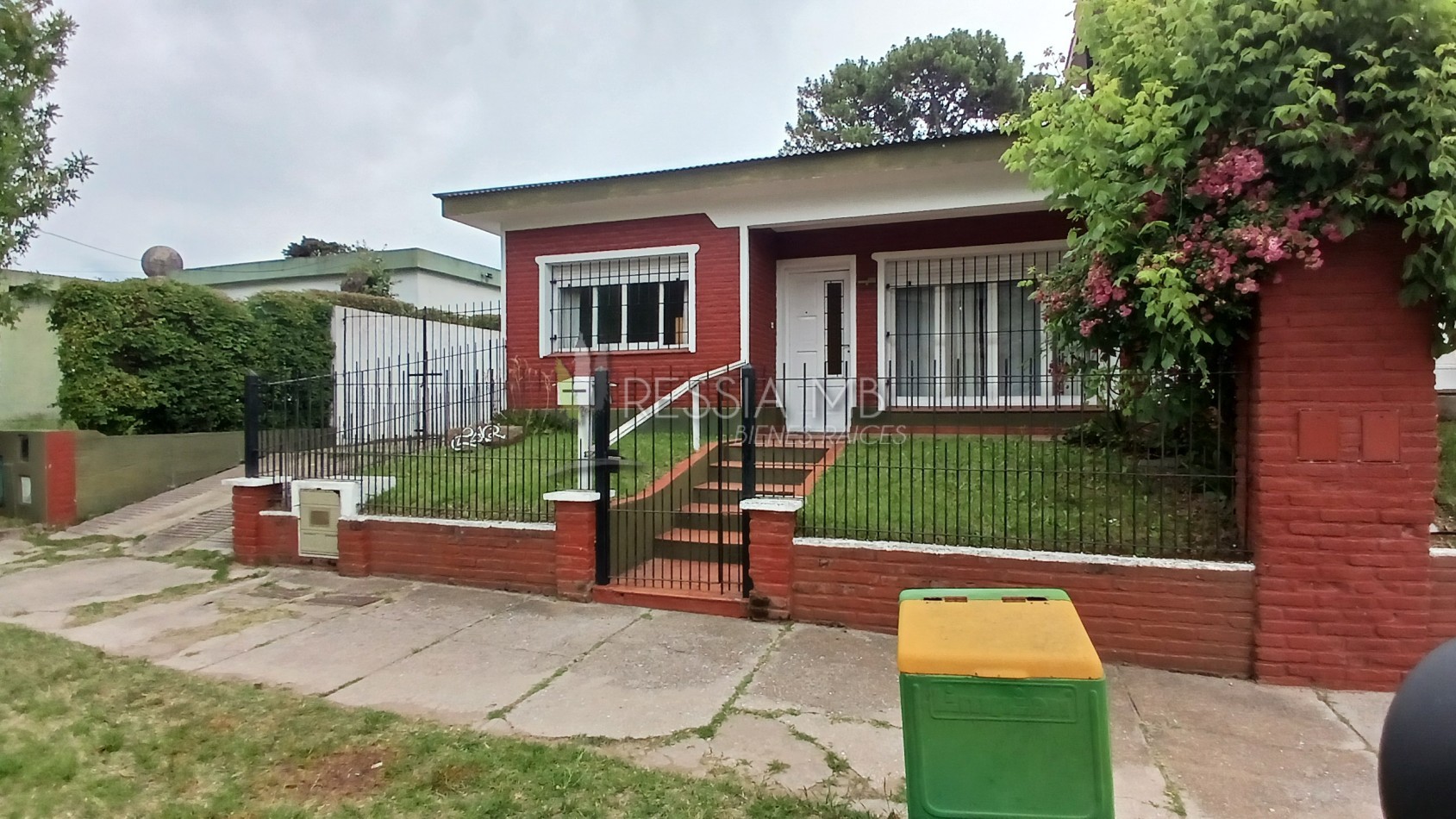 HERMOSA PROPIEDAD EN ZONA CENTRO DE VILLA GESELL DE 5 AMBIENTES CON DPTO