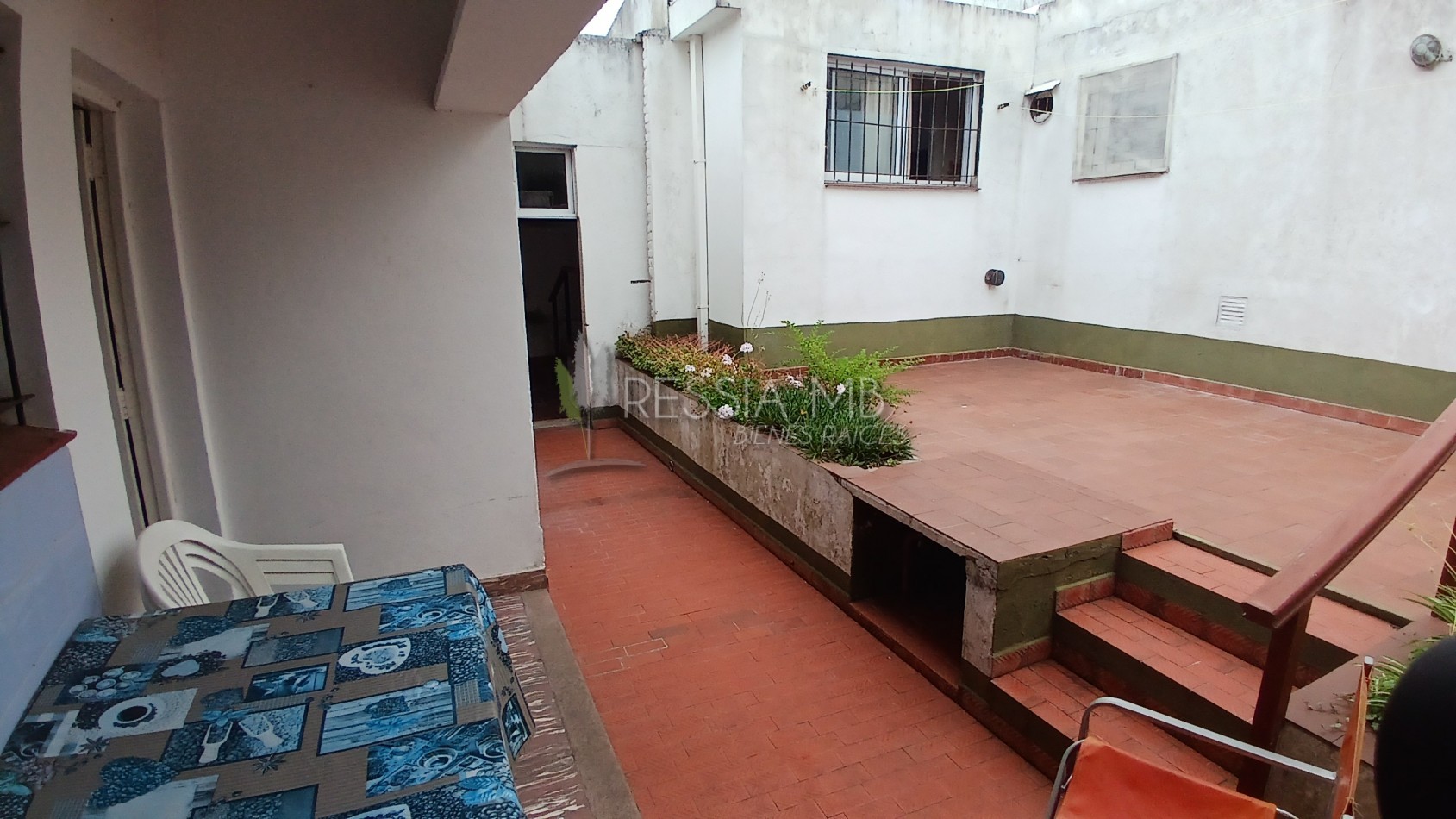 HERMOSA PROPIEDAD EN ZONA CENTRO DE VILLA GESELL DE 5 AMBIENTES CON DPTO