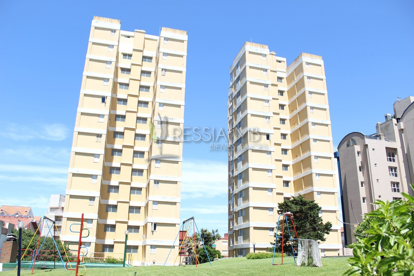 VENTA de dpto con vista al mar - Edif Okay - Av 1 entre 104 y 105 Villa Gesell