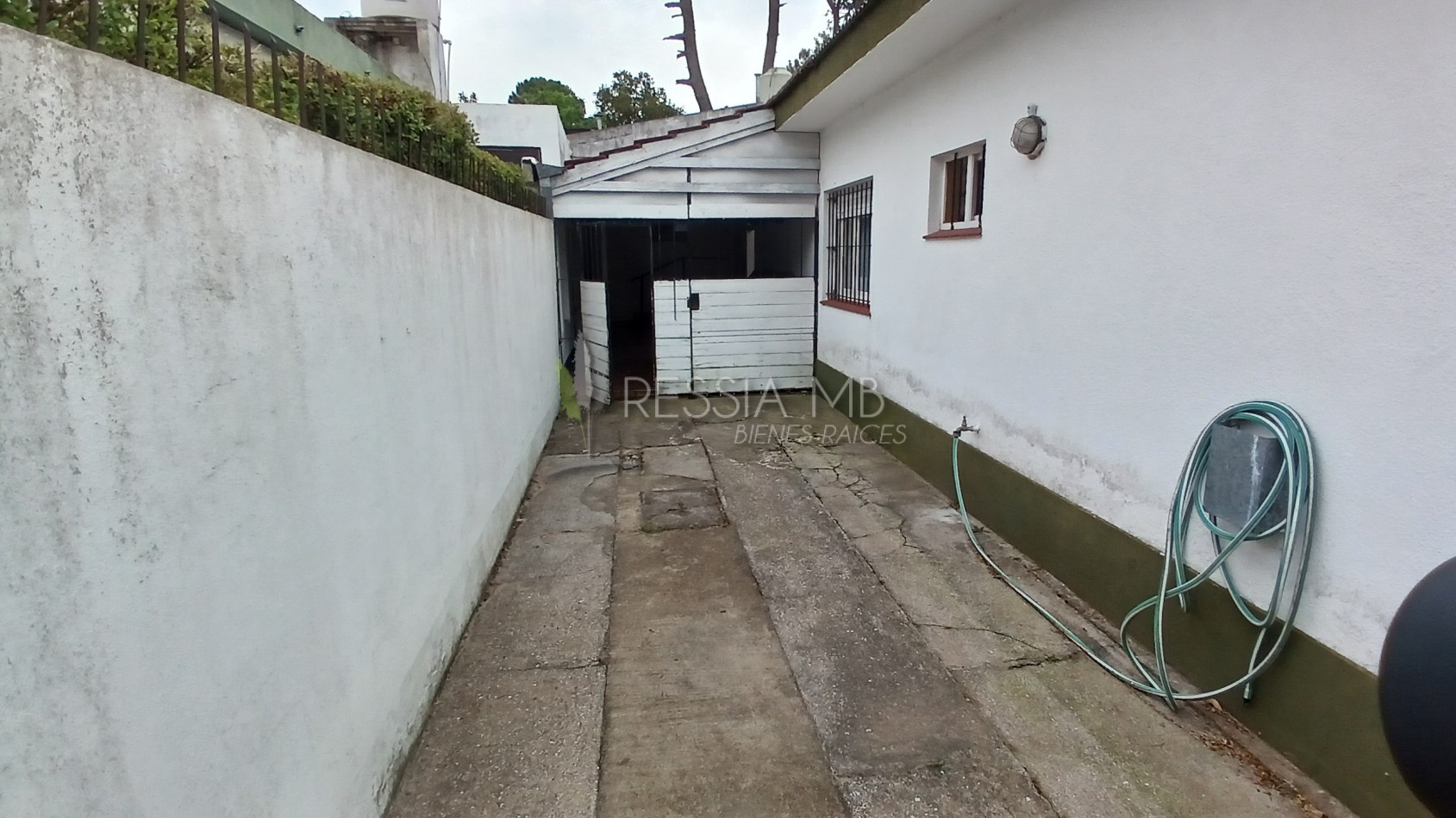 HERMOSA PROPIEDAD EN ZONA CENTRO DE VILLA GESELL DE 5 AMBIENTES CON DPTO