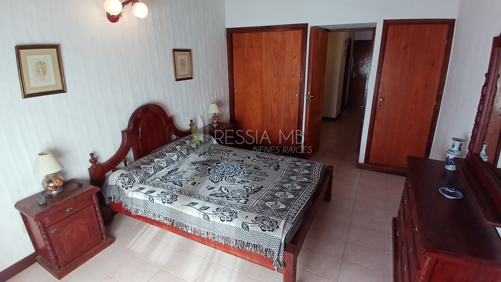 Duplex en Venta en Villa Gesell - 2 Dormitorios, Cochera y Vista Parcial al Mar