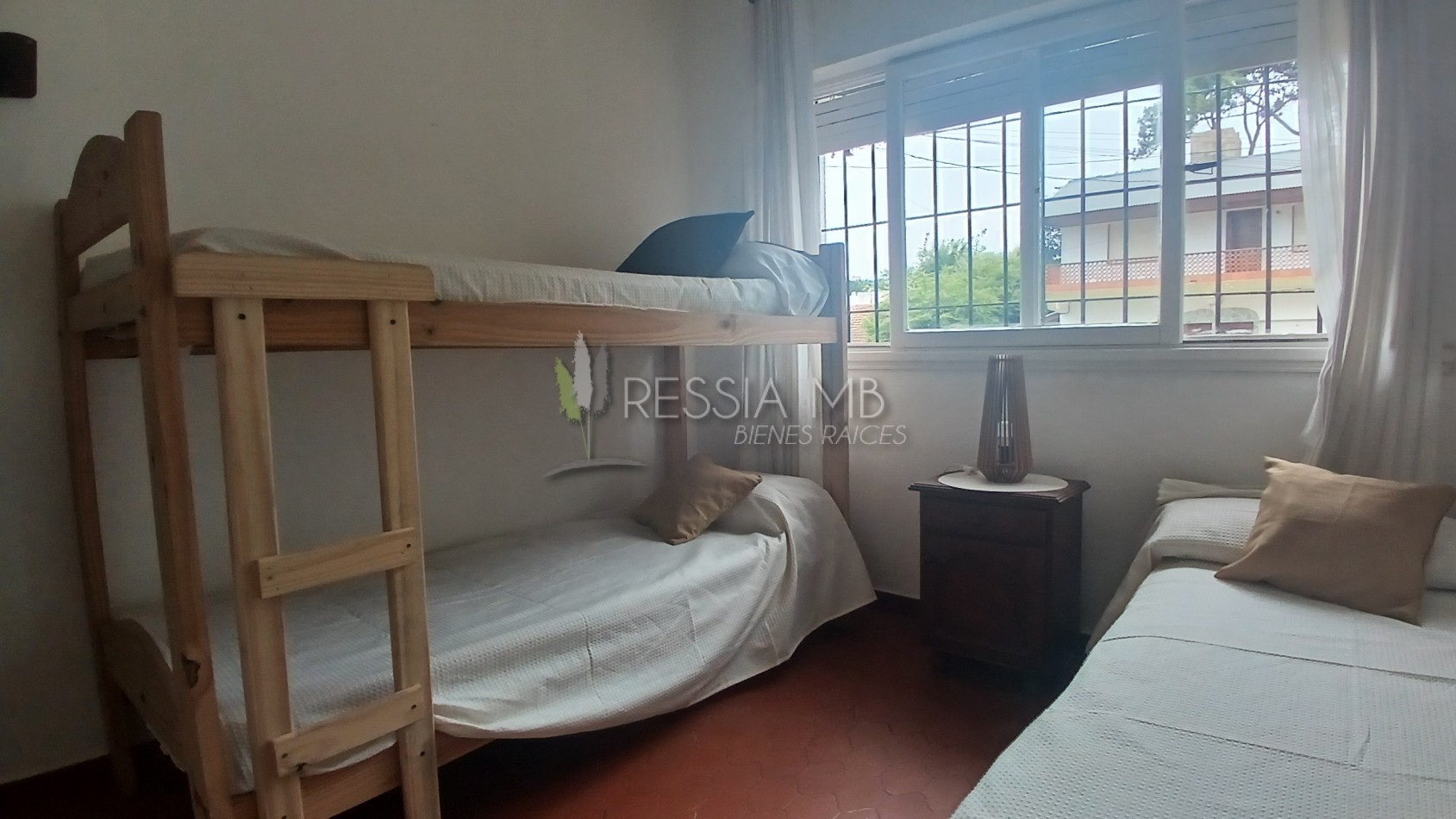 HERMOSA PROPIEDAD EN ZONA CENTRO DE VILLA GESELL DE 5 AMBIENTES CON DPTO