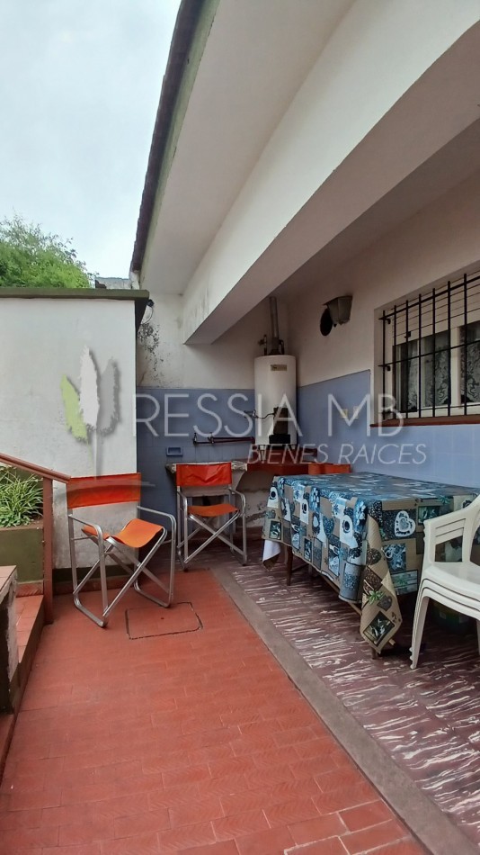 HERMOSA PROPIEDAD EN ZONA CENTRO DE VILLA GESELL DE 5 AMBIENTES CON DPTO