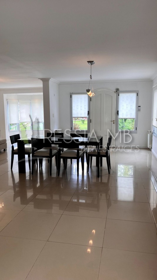 VENDEMOS IMPORTANTE CASA CON PISCINA EN VILLA GESELL