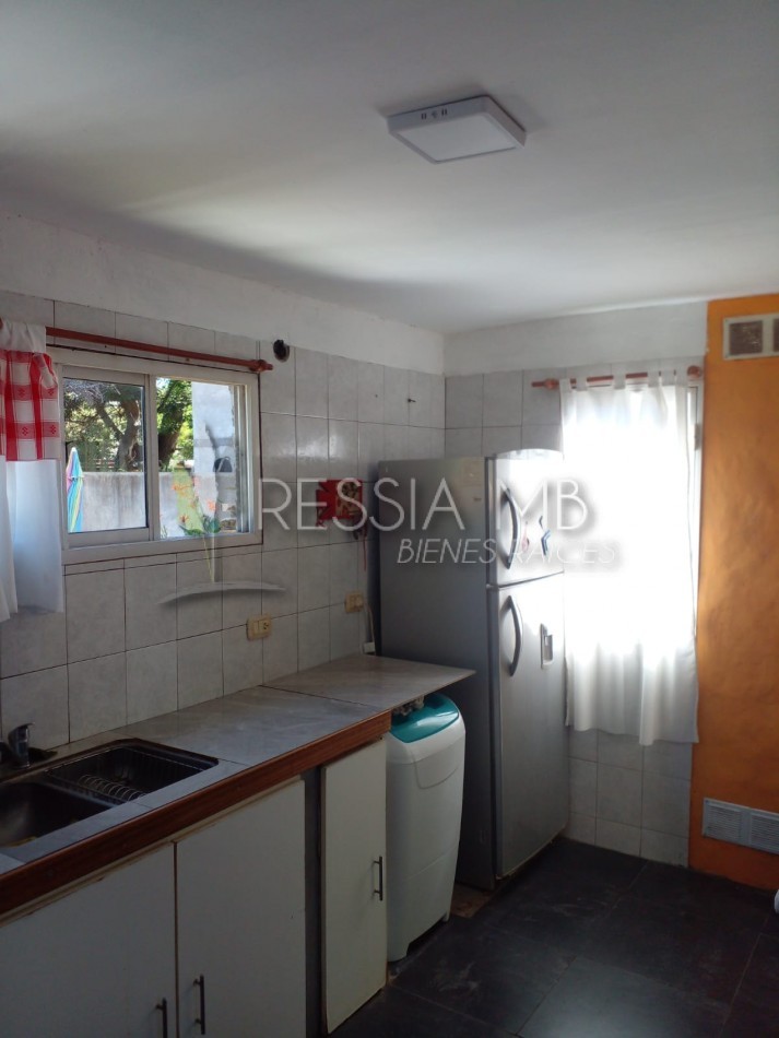 VENTA CASA CON 3 DPTOS EN ZONA GOLF DE VILLA GESELL