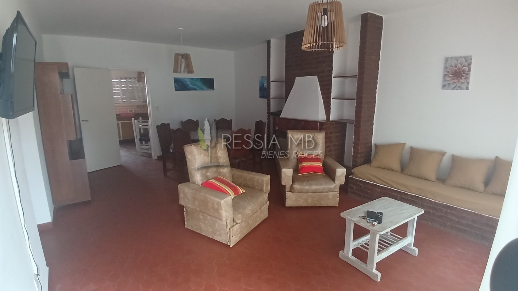 HERMOSA PROPIEDAD EN ZONA CENTRO DE VILLA GESELL DE 5 AMBIENTES CON DPTO