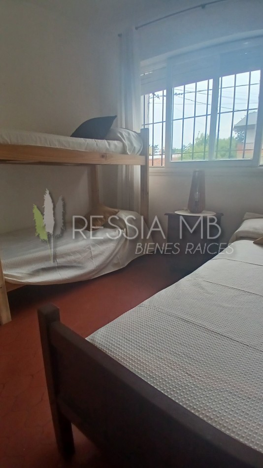 HERMOSA PROPIEDAD EN ZONA CENTRO DE VILLA GESELL DE 5 AMBIENTES CON DPTO