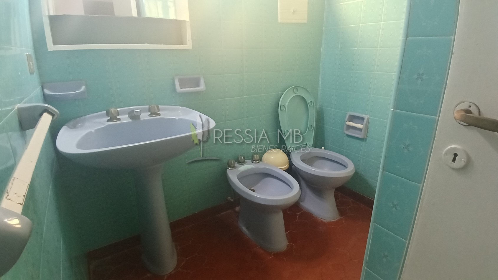 HERMOSA PROPIEDAD EN ZONA CENTRO DE VILLA GESELL DE 5 AMBIENTES CON DPTO