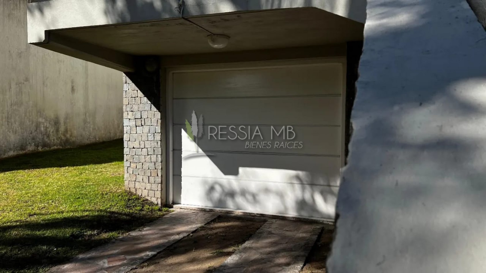VENDEMOS IMPORTANTE CASA CON PISCINA EN VILLA GESELL