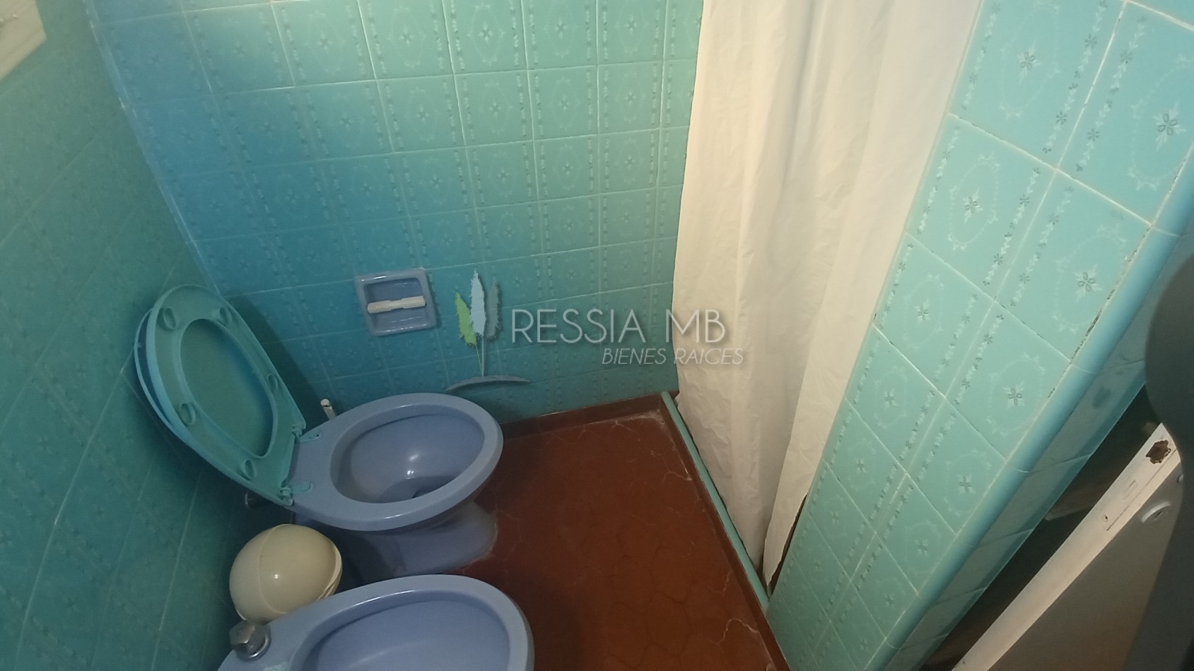 HERMOSA PROPIEDAD EN ZONA CENTRO DE VILLA GESELL DE 5 AMBIENTES CON DPTO