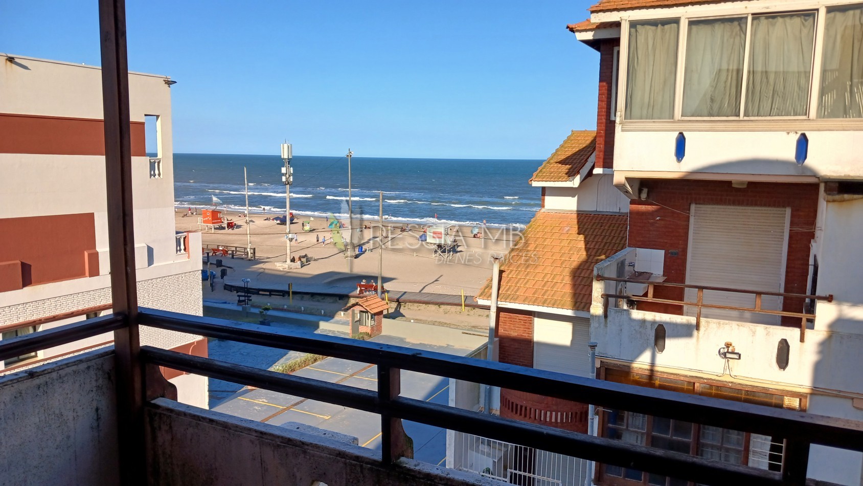 Duplex en Venta en Villa Gesell - 2 Dormitorios, Cochera y Vista Parcial al Mar