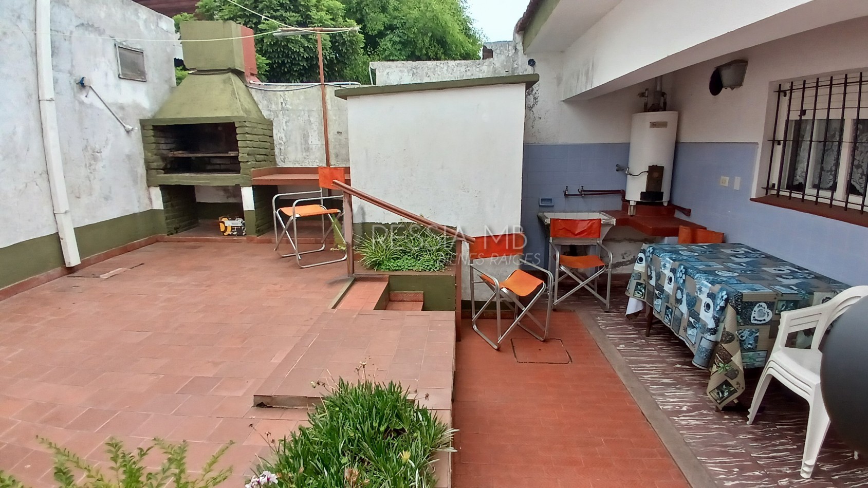 HERMOSA PROPIEDAD EN ZONA CENTRO DE VILLA GESELL DE 5 AMBIENTES CON DPTO