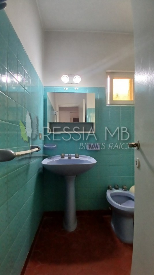 HERMOSA PROPIEDAD EN ZONA CENTRO DE VILLA GESELL DE 5 AMBIENTES CON DPTO