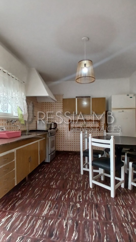 HERMOSA PROPIEDAD EN ZONA CENTRO DE VILLA GESELL DE 5 AMBIENTES CON DPTO
