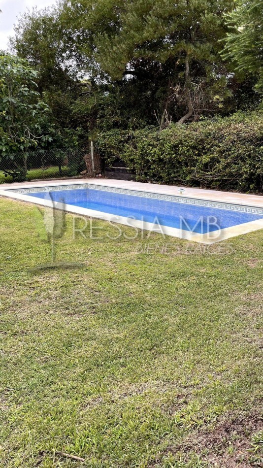 VENDEMOS IMPORTANTE CASA CON PISCINA EN VILLA GESELL