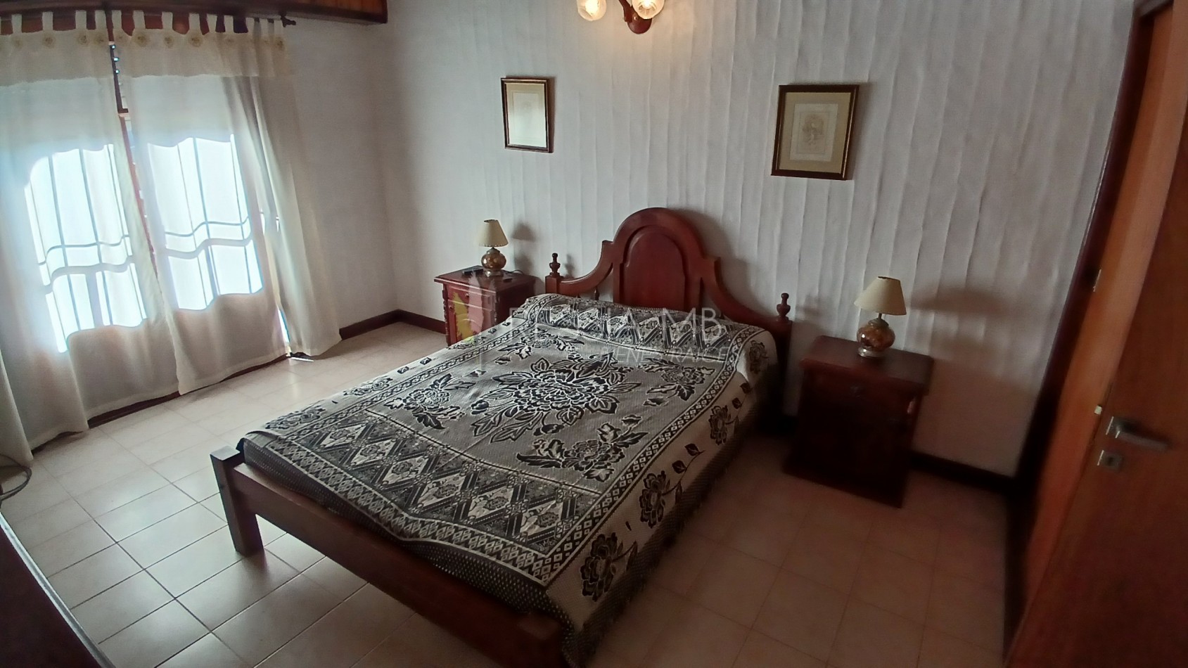 Duplex en Venta en Villa Gesell - 2 Dormitorios, Cochera y Vista Parcial al Mar