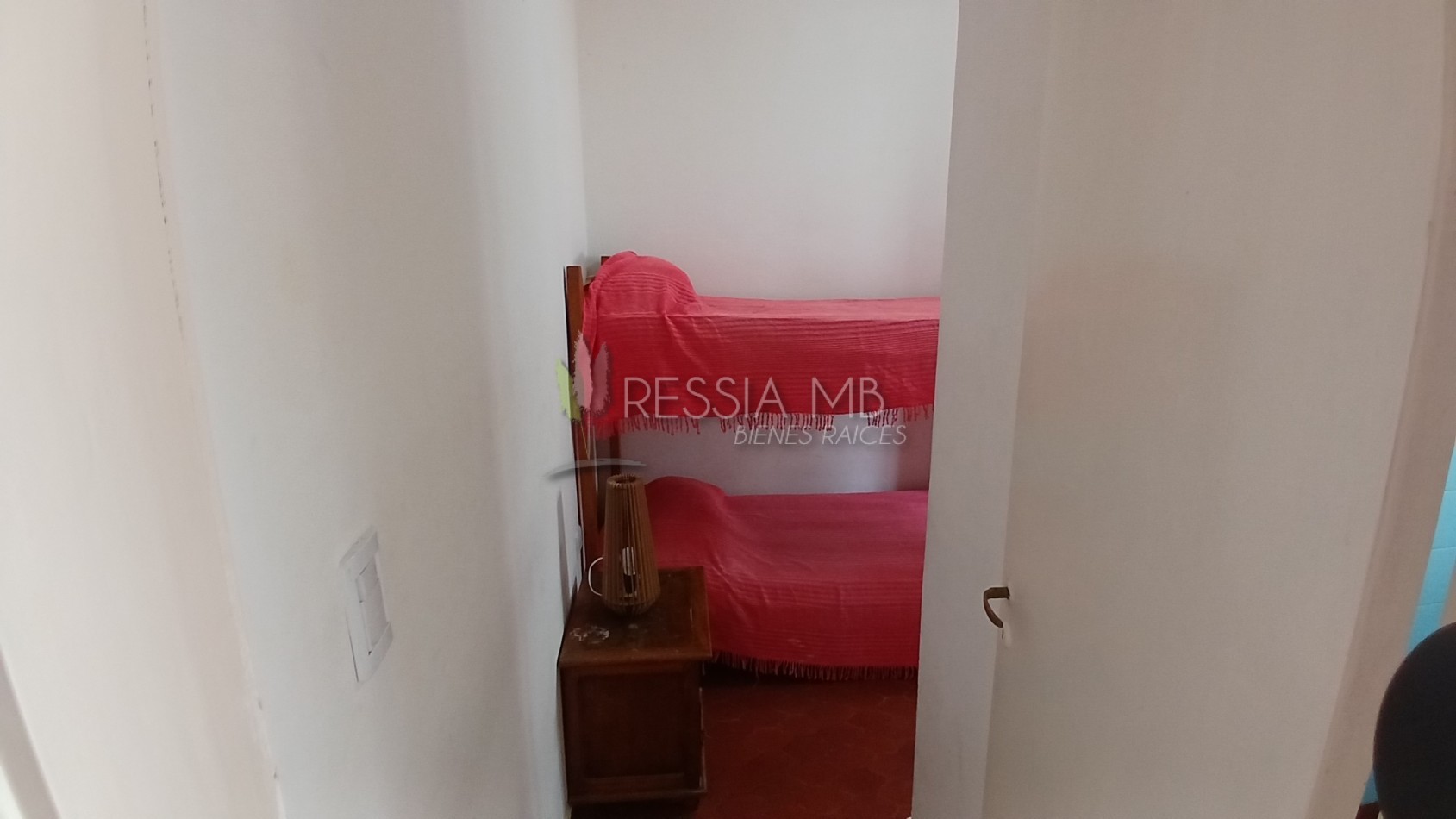 HERMOSA PROPIEDAD EN ZONA CENTRO DE VILLA GESELL DE 5 AMBIENTES CON DPTO