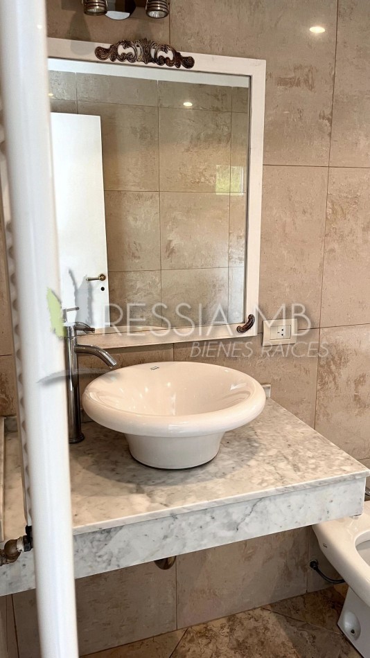 VENDEMOS IMPORTANTE CASA CON PISCINA EN VILLA GESELL