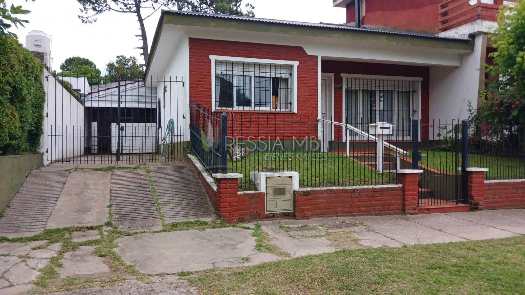 HERMOSA PROPIEDAD EN ZONA CENTRO DE VILLA GESELL DE 5 AMBIENTES CON DPTO