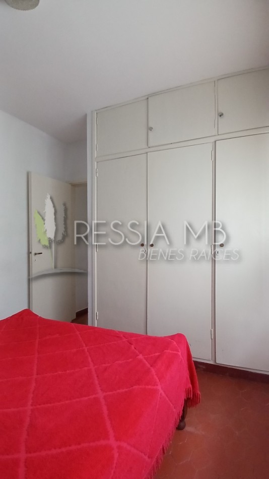HERMOSA PROPIEDAD EN ZONA CENTRO DE VILLA GESELL DE 5 AMBIENTES CON DPTO