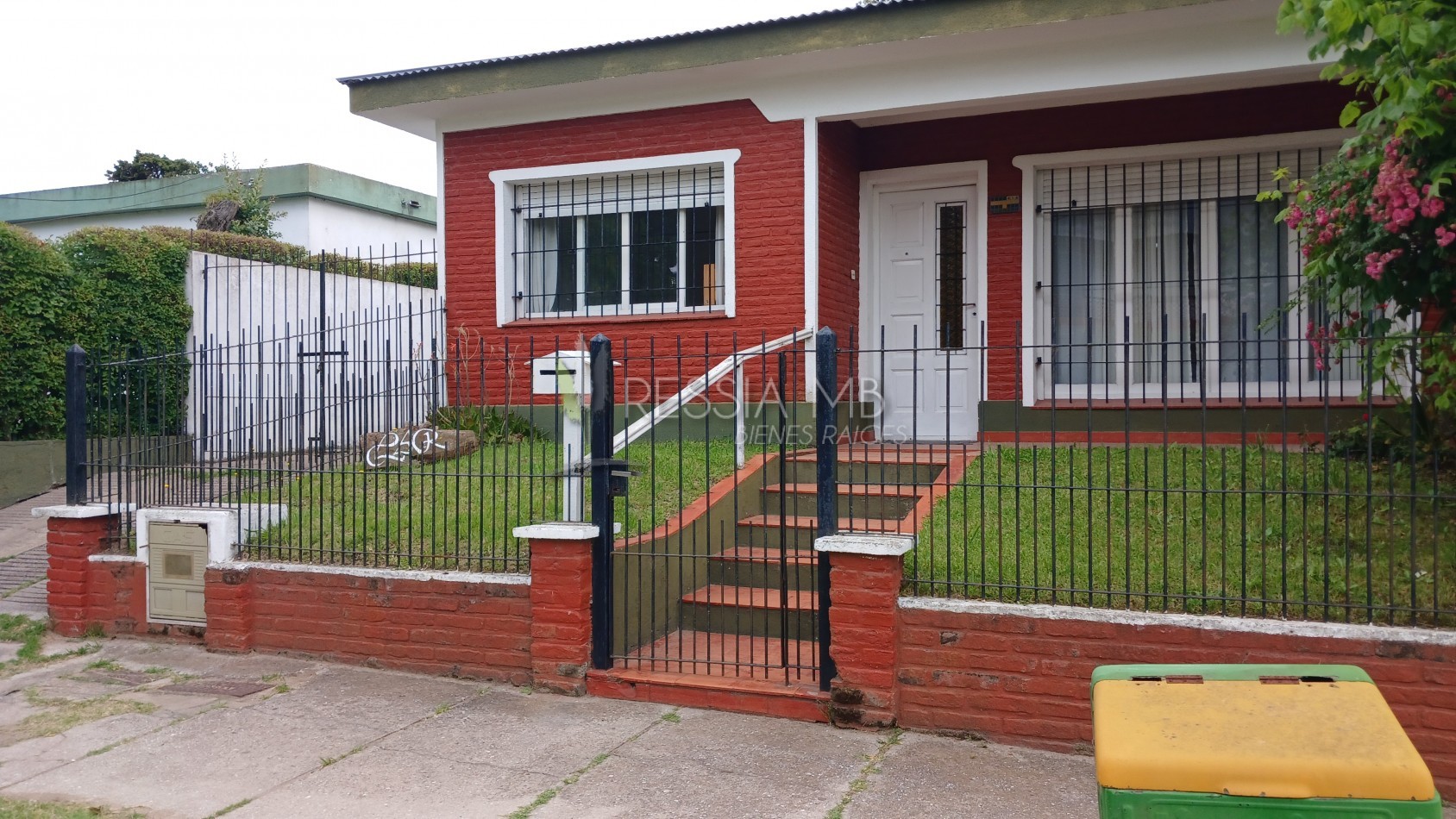 HERMOSA PROPIEDAD EN ZONA CENTRO DE VILLA GESELL DE 5 AMBIENTES CON DPTO