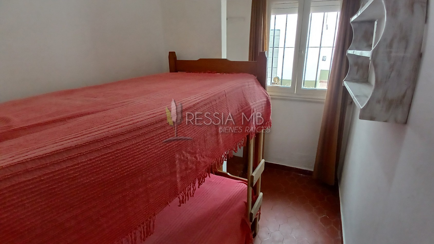 HERMOSA PROPIEDAD EN ZONA CENTRO DE VILLA GESELL DE 5 AMBIENTES CON DPTO