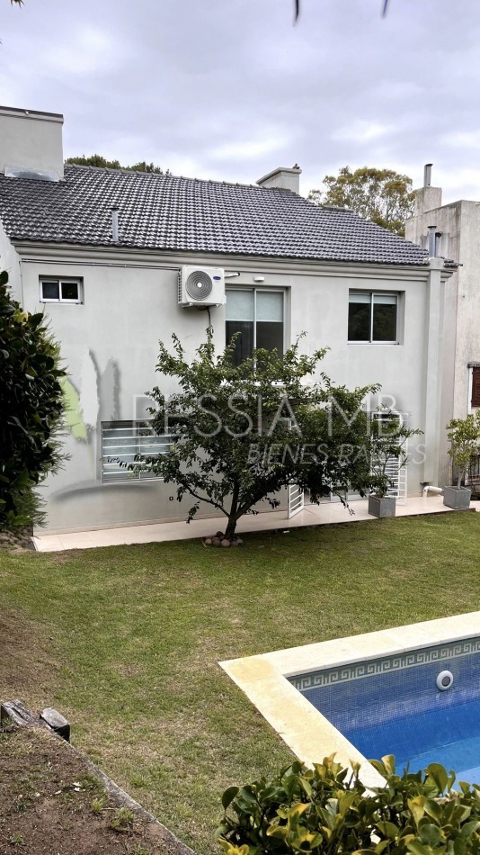VENDEMOS IMPORTANTE CASA CON PISCINA EN VILLA GESELL