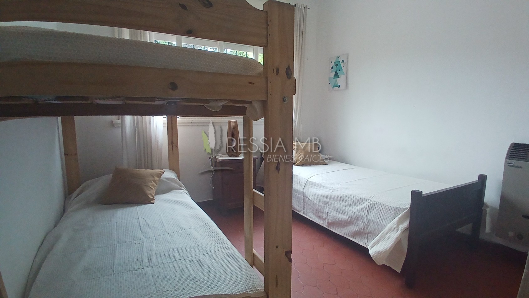 HERMOSA PROPIEDAD EN ZONA CENTRO DE VILLA GESELL DE 5 AMBIENTES CON DPTO
