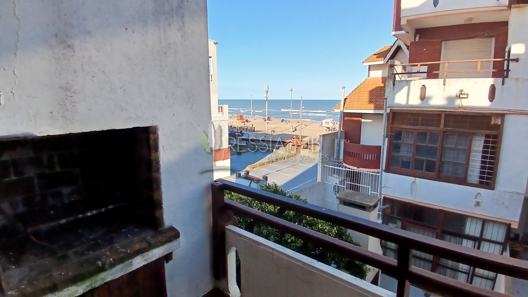 Duplex en Venta en Villa Gesell - 2 Dormitorios, Cochera y Vista Parcial al Mar
