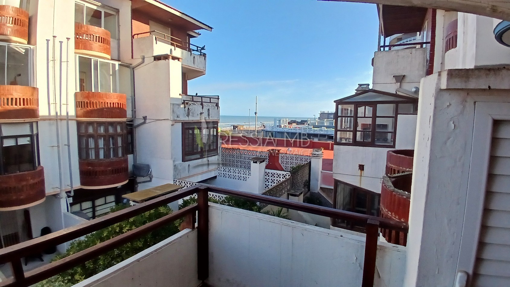 Duplex en Venta en Villa Gesell - 2 Dormitorios, Cochera y Vista Parcial al Mar